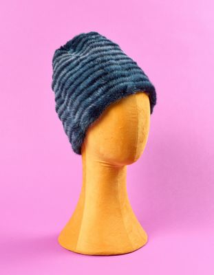 un gros plan sur la tête d'un mannequin coiffée d'un bonnet tricoté