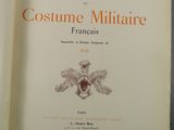 un livre ouvert sur lequel figure un blason