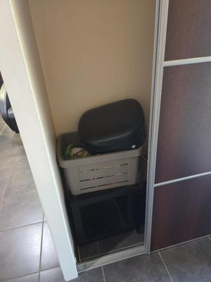 une poubelle dans un coin d'une petite pièce