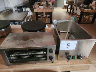 une photo d'un plan de travail sur lequel se trouvent un grille-pain et une poêle
