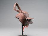 une sculpture représentant une tête d'oiseau posée sur un socle métallique