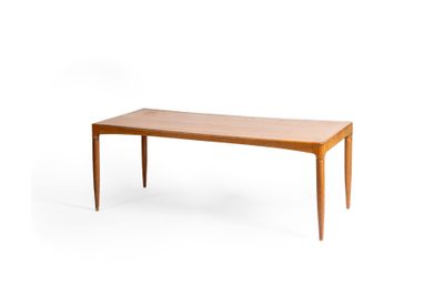 une image d'une table en bois sur fond blanc