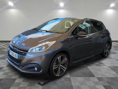 une voiture grise garée dans un garage au sol en damier