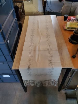 Chemin de table en peau à frise géométrique ajourée. - Photo 1