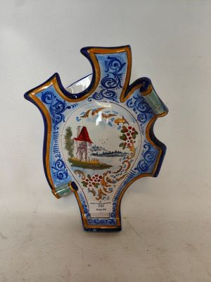 Bouquetière murale en terre cuite émaillée polychrome à déco…