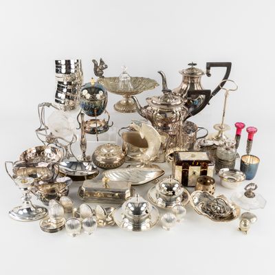 beaucoup d'objets en argent qui se trouvent sur la table