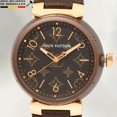gros plan d'une montre sur une surface blanche