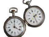 deux horloges placées côte à côte sur un fond blanc