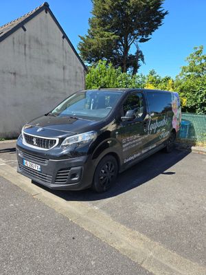 une camionnette noire garée sur le bord de la route