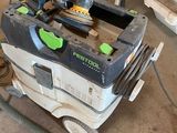 une photo d'un aspirateur sur lequel sont posés des outils