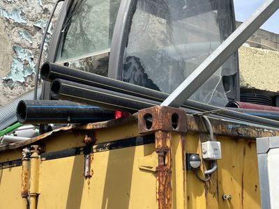 un camion jaune dont le pare-brise et une vitre sont cassés