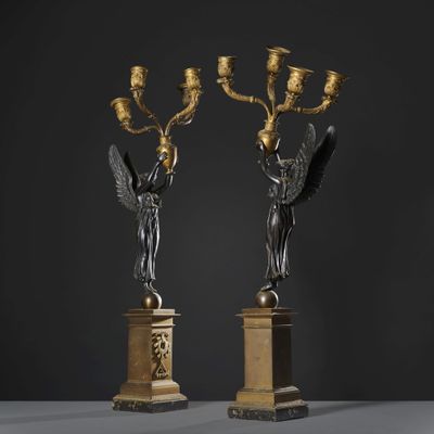 une paire de candélabres en bronze et en marbre ornés d'anges