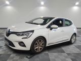 une voiture blanche est garée dans une grande pièce au sol en damier