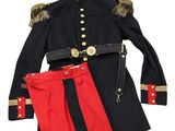un vieil uniforme d'homme, composé d'un pantalon rouge et d'une veste noire