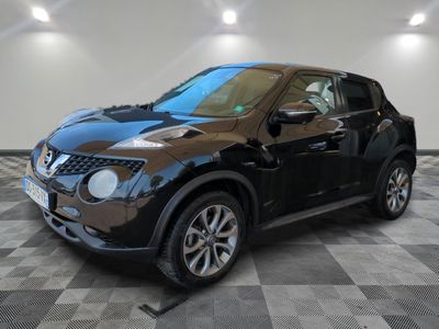 Le SUV Nissan Juke noir est garé dans une grande pièce.