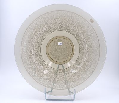 une assiette blanche posée sur un support, sur un fond blanc