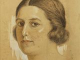 portrait d'une femme avec une plume dans les cheveux
