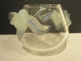 un vase en verre avec une fleur à l'intérieur sur une table