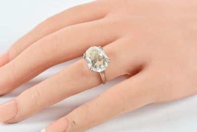 BAGUE en platine 850 millièmes ornée au centre d'un diamant …