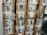 une grande pile de cartons empilés les uns sur les autres