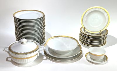 MITTERTEICH Bavaria. Partie de service en porcelaine blanche et filet 