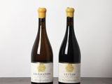 deux bouteilles de vin posées sur une table en bois