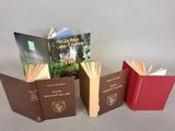 plusieurs livres sont empilés sur une table