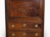 une commode ancienne avec dessus en marbre et poignées en laiton