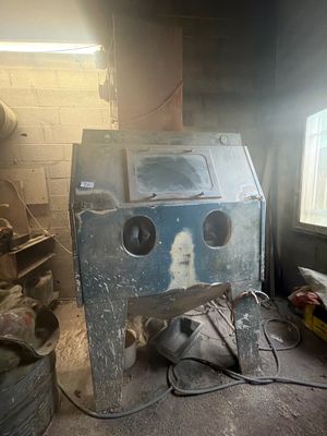 une photo d'une pièce en désordre dans laquelle se trouve une machine