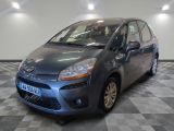 la photo d'une voiture bleue garée dans un garage