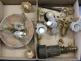 une boîte contenant tout un tas d'objets