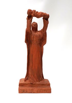 Sujet en terre-cuite figurant une femme drapée présentant un…