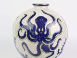 un vase bleu et blanc orné d'une pieuvre