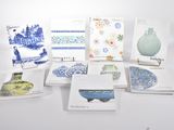 un lot de cartes posées sur une table