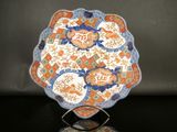 une assiette orange et bleue ornée d'un motif floral