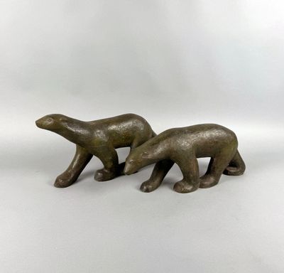 une paire de figurines d'ours polaires en bronze sur fond blanc
