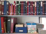 de nombreux livres qui se trouvent sur une étagère dans la pièce