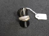 une bague posée sur une table avec une étiquette de prix