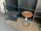 deux tables et une table sur laquelle est posé un plateau