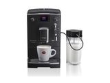 une machine à café noir à côté d'une tasse de café