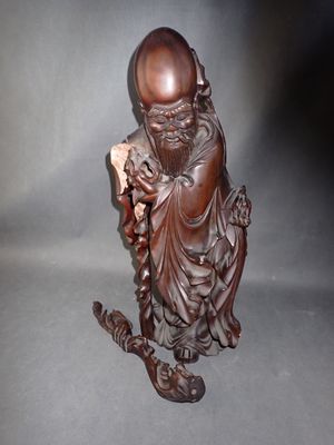 une image représentant une statue d'un homme tenant un chat