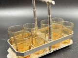 six verres dans un plateau en métal muni d'une poignée