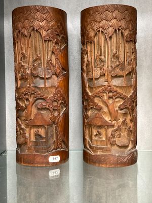 deux vases posés sur une table en verre