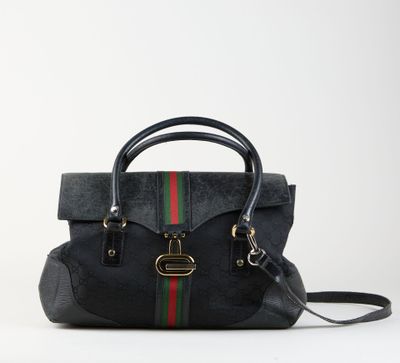 un sac à main noir orné d'une bande verte, rouge et verte