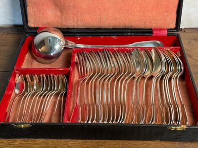de nombreuses cuillères rangées dans un étui posé sur une table