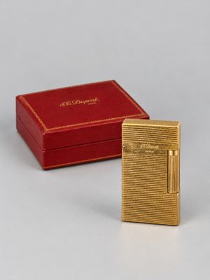 un briquet plaqué or avec un carré rouge sur un fond blanc