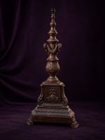 Importante torchère en bois mouluré et sculpté reposant sur … (photo 2)