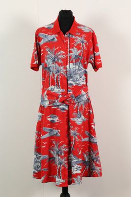 une robe-chemise hawaïenne rouge ornée de palmiers