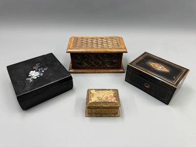 quatre petites boîtes en bois posées sur une surface blanche