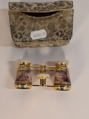 un petit sac à main et une paire de jumelles accrochés au mur